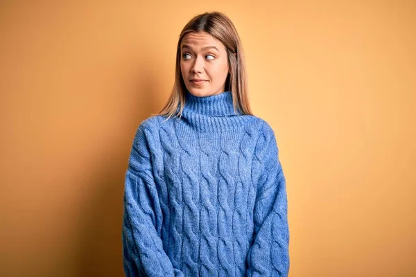 Ung Vacker Blond Kvinna Bär Polotröja Tröja Över Gul Isolerad — Stockfoto