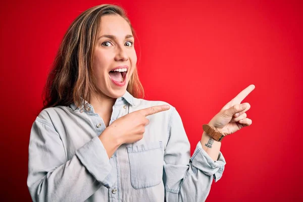 Junge Schöne Blonde Frau Trägt Lässiges Jeanshemd Über Isoliertem Rotem — Stockfoto