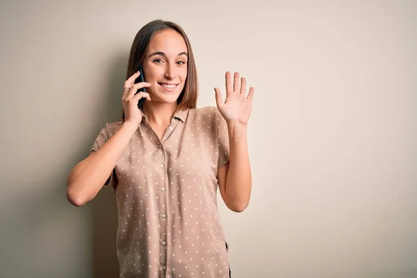 Junge Schöne Frau Gespräch Mit Dem Smartphone Auf Weißem Hintergrund — Stockfoto