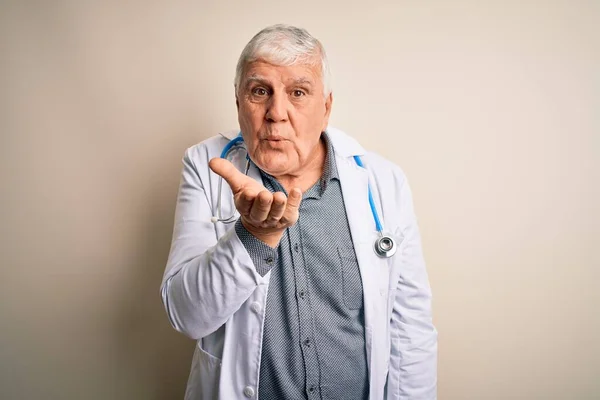 Starszy Przystojny Lekarz Hoary Nosi Płaszcz Stetoskop Białym Tle Patrząc — Zdjęcie stockowe