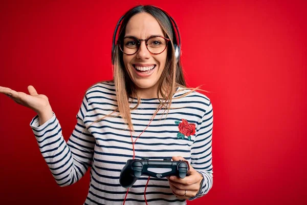 Jonge Blonde Gamer Vrouw Met Behulp Van Gamepad Spelen Videospelletjes — Stockfoto