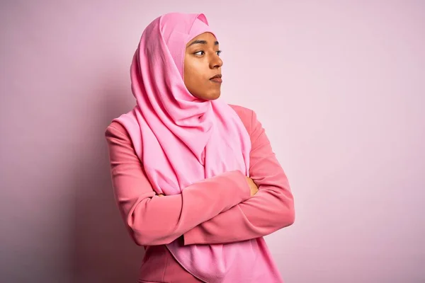 Junge Afroamerikanische Afro Frau Trägt Muslimischen Hijab Vor Isoliertem Rosa — Stockfoto