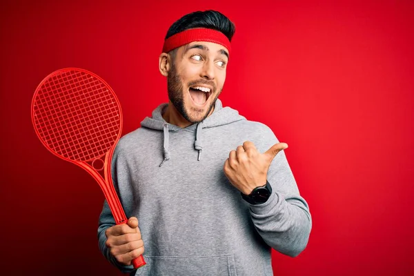 Junger Gutaussehender Sportler Mit Tennisschläger Sportbekleidung Über Rotem Hintergrund Der — Stockfoto
