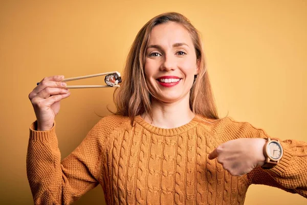Ung Vacker Blond Kvinna Äter Sushi Med Hjälp Ätpinnar Över — Stockfoto