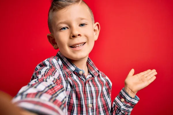 Mavi Gözlü Küçük Beyaz Çocuğun Kırmızı Arka Planda Fotoğraf Çekmesini — Stok fotoğraf