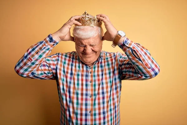 Senior Stilig Hoary Man Bär Gyllene Krona Kung Över Isolerade — Stockfoto