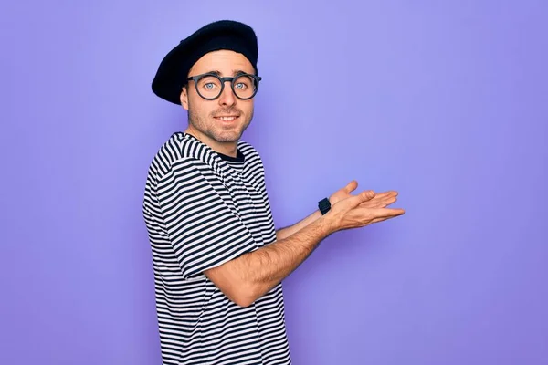 Bonito Homem Com Olhos Azuis Vestindo Shirt Listrada Boina Francesa — Fotografia de Stock