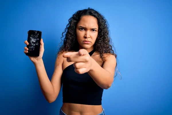 Jovem Mulher Bonita Com Cabelo Encaracolado Segurando Smartphone Quebrado Mostrando — Fotografia de Stock