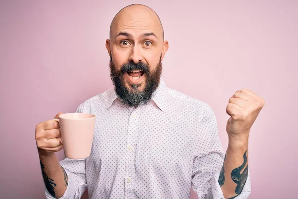 Bello Uomo Calvo Con Barba Tatuaggio Bere Tazza Caffè Sfondo — Foto Stock