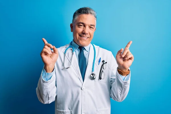 Hombre Guapo Médico Pelo Gris Mediana Edad Con Abrigo Estetoscopio — Foto de Stock