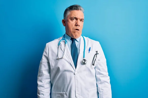 Orta Yaşlı Yakışıklı Gri Saçlı Doktor Palto Mavi Steteskop Giymiş — Stok fotoğraf