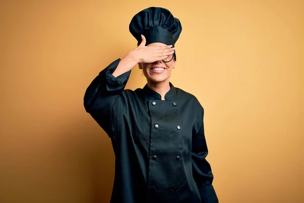 Νεαρή Όμορφη Μελαχρινή Σεφ Γυναίκα Φορώντας Στολή Μάγειρα Και Καπέλο — Φωτογραφία Αρχείου