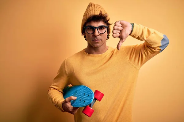 Jeune Bel Étudiant Portant Des Lunettes Sur Fond Jaune Isolé — Photo