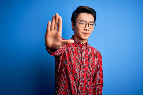 Jovem Chinês Bonito Vestindo Camisa Casual Óculos Sobre Fundo Azul — Fotografia de Stock