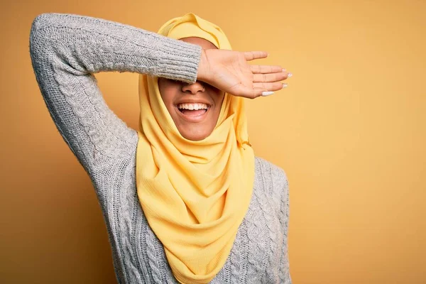 Jovem Menina Americana Africana Bonita Vestindo Hijab Muçulmano Sobre Fundo — Fotografia de Stock