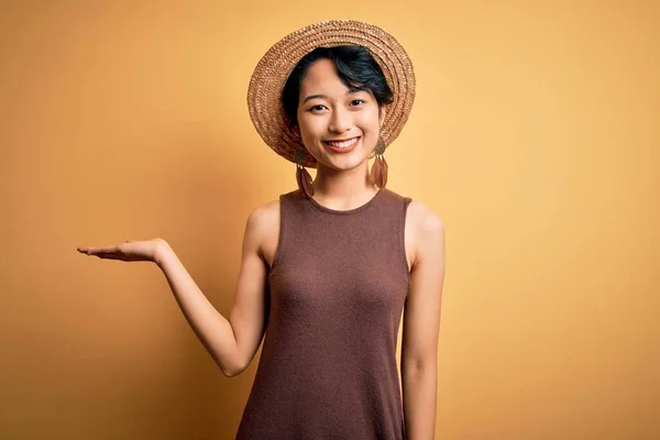 Jong Mooi Aziatisch Meisje Dragen Casual Shirt Hoed Geïsoleerde Gele — Stockfoto