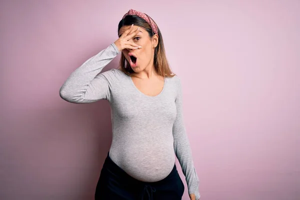 Mladá Krásná Brunetka Těhotná Čeká Dítě Přes Izolované Růžové Pozadí — Stock fotografie