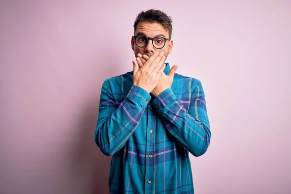 Giovane Bell Uomo Indossa Camicia Casual Occhiali Piedi Sopra Isolato — Foto Stock