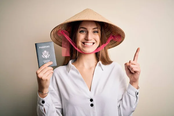 Giovane Bella Rossa Turista Donna Indossa Asiatica Tradizionale Cappello Possesso — Foto Stock