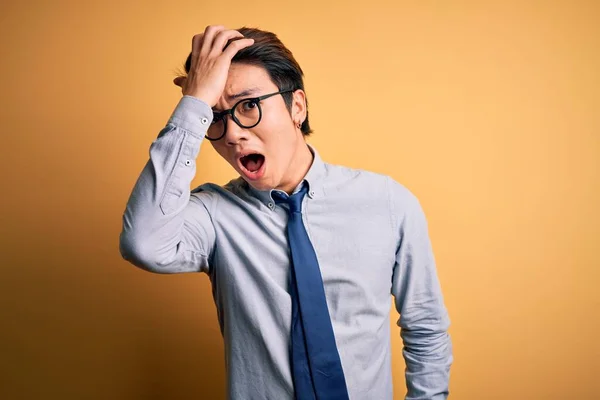 Joven Hombre Negocios Chino Guapo Con Gafas Corbata Sobre Fondo — Foto de Stock