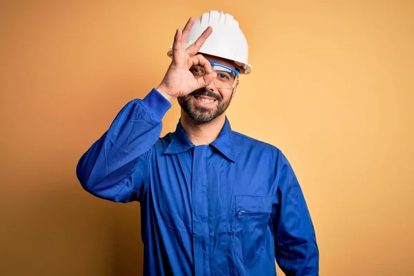 Mechanische Man Met Baard Blauw Uniform Veiligheidsbril Gele Achtergrond Doet — Stockfoto