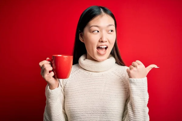 Jovem Mulher Asiática Bebendo Uma Xícara Café Quente Sobre Isolado — Fotografia de Stock