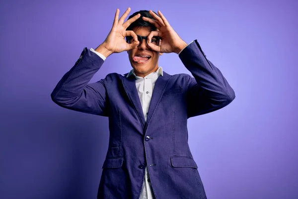 Mladý Pohledný Obchodník Kabátě Brýlích Izolovaném Purpurovém Pozadí Vedl Dobře — Stock fotografie