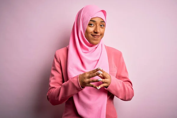 Junge Afroamerikanische Afrofrau Muslimischen Hijab Vor Isoliertem Rosa Hintergrund Hände — Stockfoto
