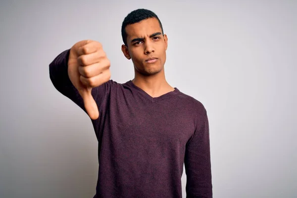 Joven Hombre Afroamericano Guapo Usando Suéter Casual Sobre Fondo Blanco —  Fotos de Stock