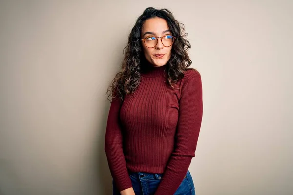 Hermosa Mujer Con Pelo Rizado Usando Suéter Casual Gafas Sobre — Foto de Stock