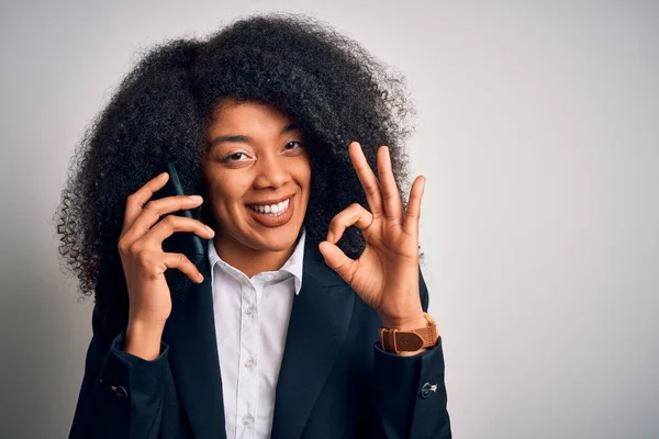Junge Afrikanisch Amerikanische Geschäftsfrau Mit Afro Haaren Telefoniert Mit Smartphone — Stockfoto