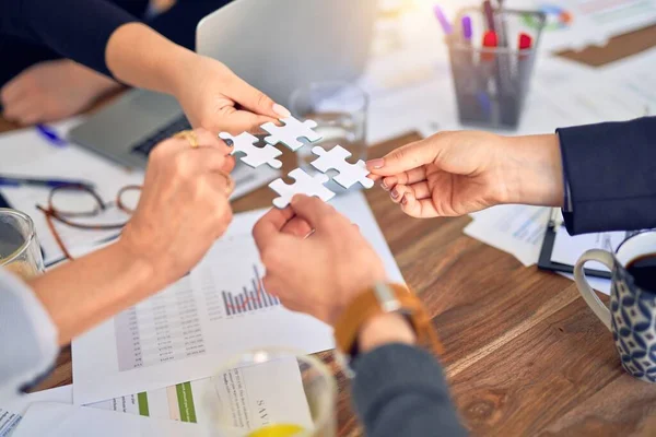 Gruppo Imprenditori Con Mani Unite Che Collegano Pezzi Puzzle Ufficio — Foto Stock