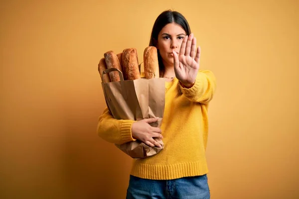 Jonge Mooie Vrouw Met Een Zak Vers Gezond Brood Gele — Stockfoto