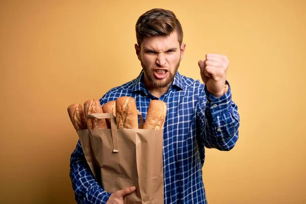 Joven Hombre Rubio Con Barba Ojos Azules Sosteniendo Bolsa Papel —  Fotos de Stock