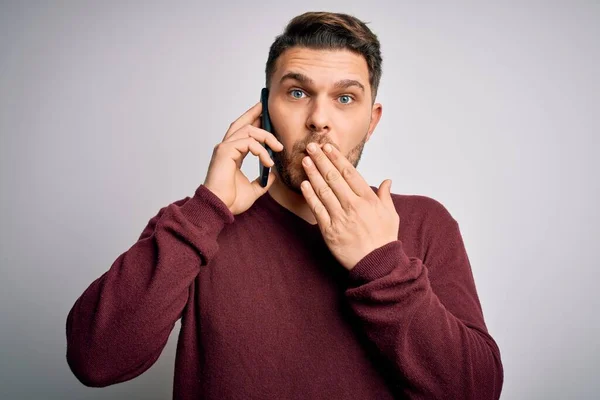 Jovem Com Olhos Azuis Falando Telefone Tendo Uma Conversa Boca — Fotografia de Stock