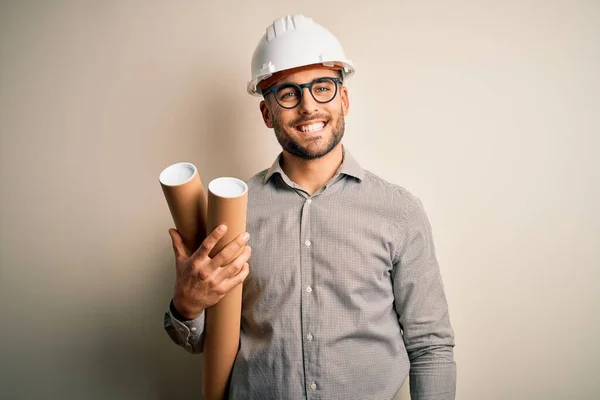 Młody Architekt Noszący Kask Wykonawcy Trzymający Papierowy Plan Projektu Odosobnionym — Zdjęcie stockowe