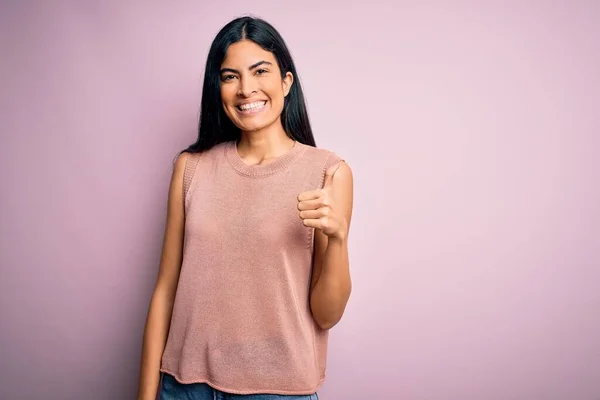 Junge Schöne Hispanische Modefrau Trägt Lässigen Pullover Über Rosa Hintergrund — Stockfoto