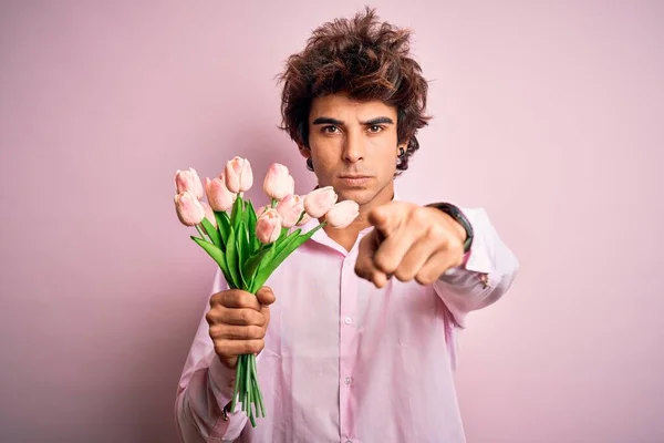 Joven Hombre Guapo Sosteniendo Flores Pie Sobre Fondo Rosa Aislado — Foto de Stock