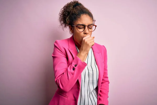 Hermosa Mujer Negocios Afroamericana Con Chaqueta Gafas Sobre Fondo Rosa — Foto de Stock