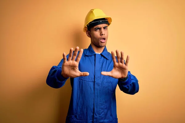 Jonge Knappe Afro Amerikaanse Arbeider Blauw Uniform Veiligheidshelm Die Handpalmen — Stockfoto