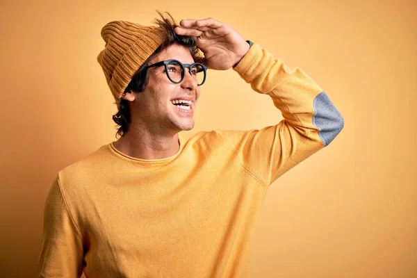 Joven Hombre Guapo Con Camiseta Casual Gafas Sobre Fondo Amarillo —  Fotos de Stock