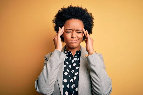 Joven Hermosa Afroamericana Afro Mujer Negocios Con Pelo Rizado Con — Foto de Stock