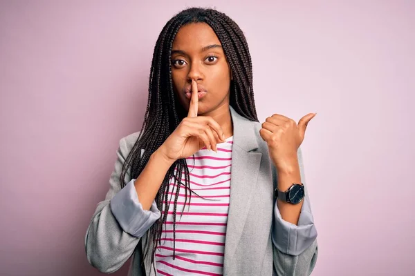 Fiatal Afro Amerikai Üzletasszony Áll Rózsaszín Elszigetelt Háttér Kérve Hogy — Stock Fotó