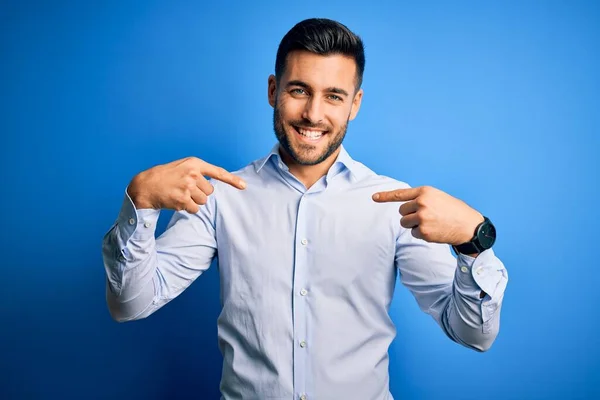 Jonge Knappe Man Met Een Elegant Shirt Een Geïsoleerde Blauwe — Stockfoto