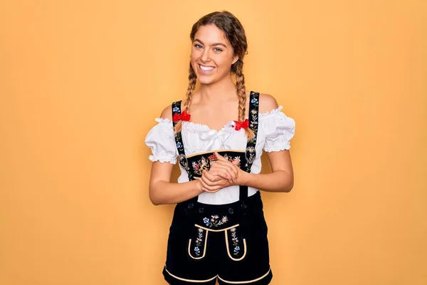 Junge Schöne Blonde Deutsche Frau Mit Blauen Augen Traditioneller Oktoberfesttracht — Stockfoto