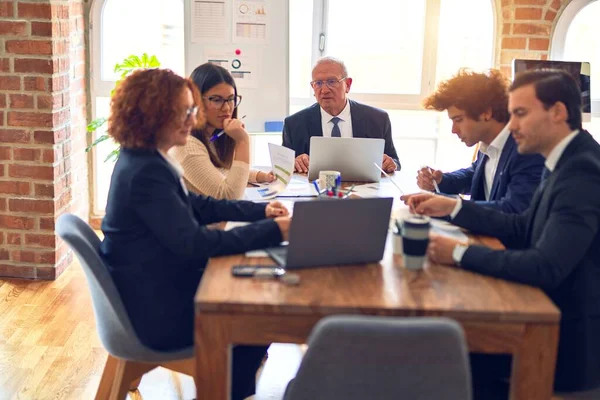 Grupo Trabajadores Negocios Sonriendo Felices Confiados Hablando Con Sonrisa Cara — Foto de Stock