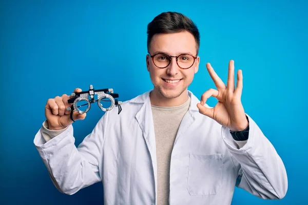 Jovem Homem Óptico Profissional Bonito Segurando Óculos Optométricos Sobre Fundo — Fotografia de Stock