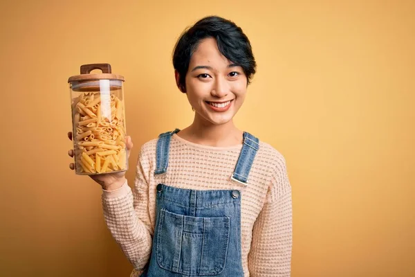 Jong Mooi Aziatisch Meisje Holding Pot Met Italiaanse Droge Pasta — Stockfoto