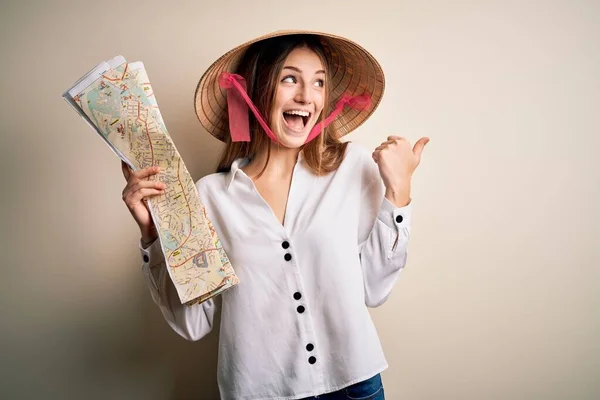 Joven Hermosa Pelirroja Vistiendo Asiático Tradicional Sombrero Sosteniendo Mapa Ciudad —  Fotos de Stock