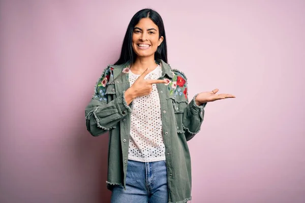 Jonge Mooie Latino Mode Vrouw Dragen Koele Jas Roze Achtergrond — Stockfoto